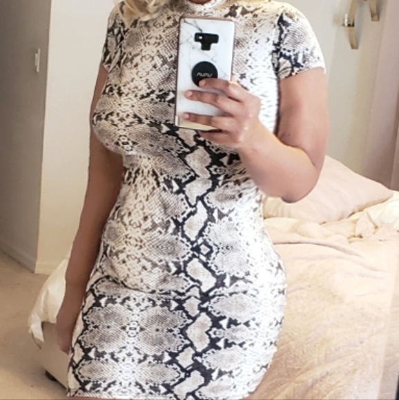 Mini Snake Print Dress Shirt Sleeve Dress(M) - Picture 10 of 17